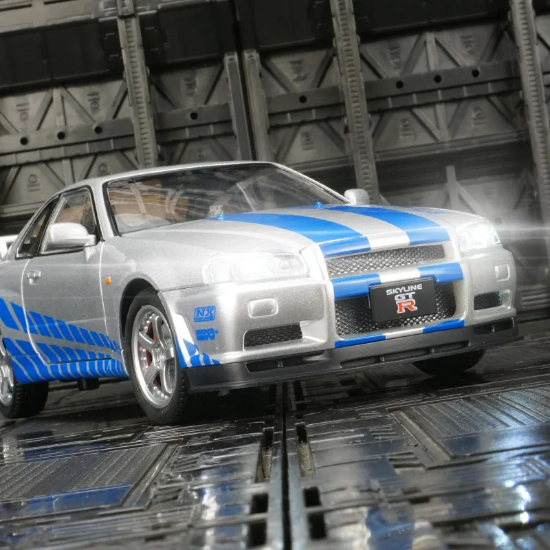 

1:24 Nissan GT-R R34 Skyline, модель автомобиля из сплава, коллекция украшений, двери автомобиля, можно открыть рулевой амортизатор, детская игрушка
