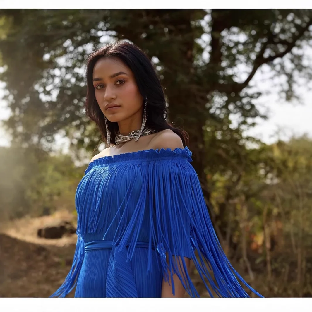 2025 nueva moda vestido de noche largo Miyake verano playa nuevo vestido con flecos Color sólido cuello de una palabra ropa de mujer