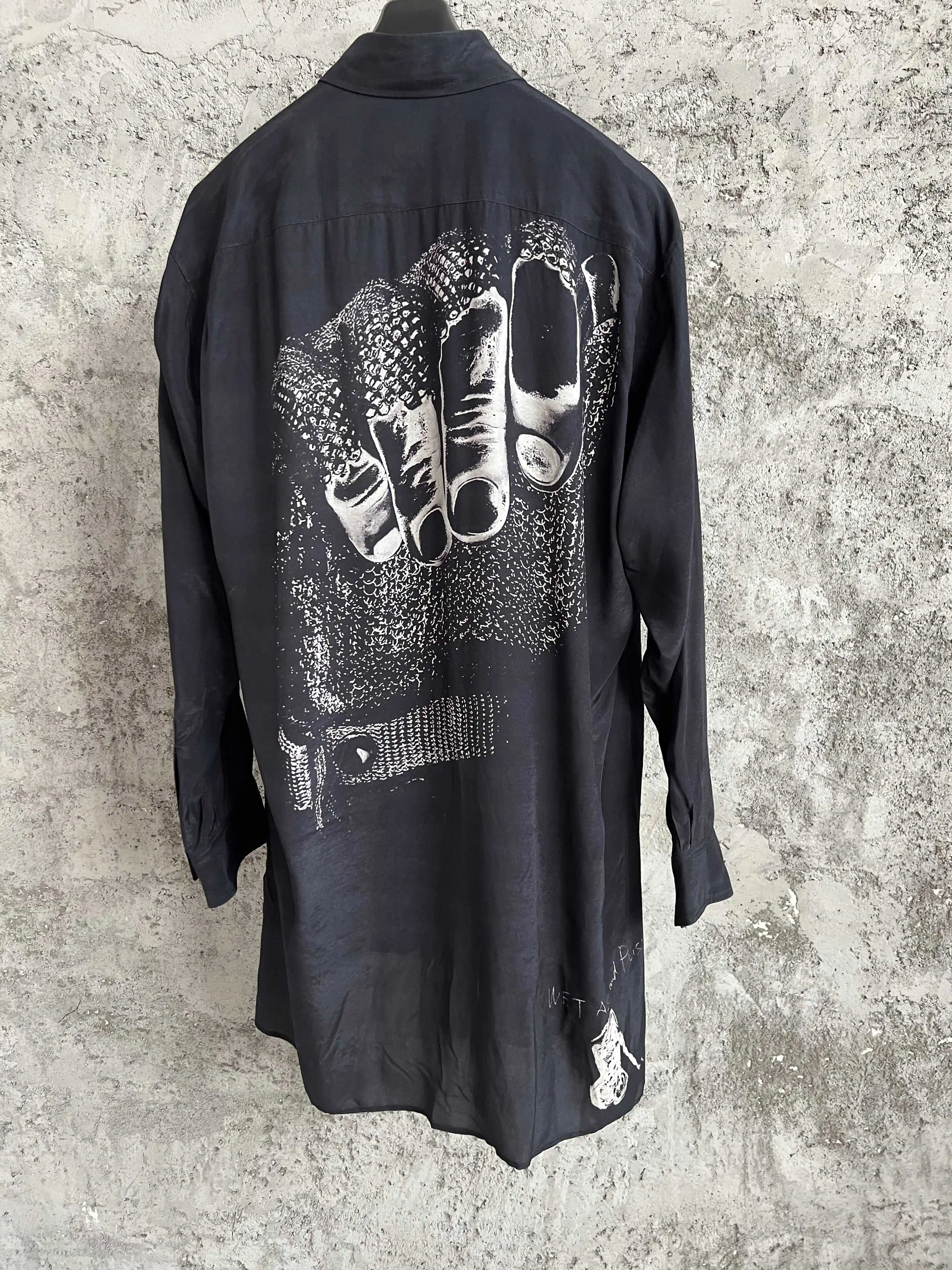 This large-sized, light and thin silk casual shirt is designed for contemplation and dyeing