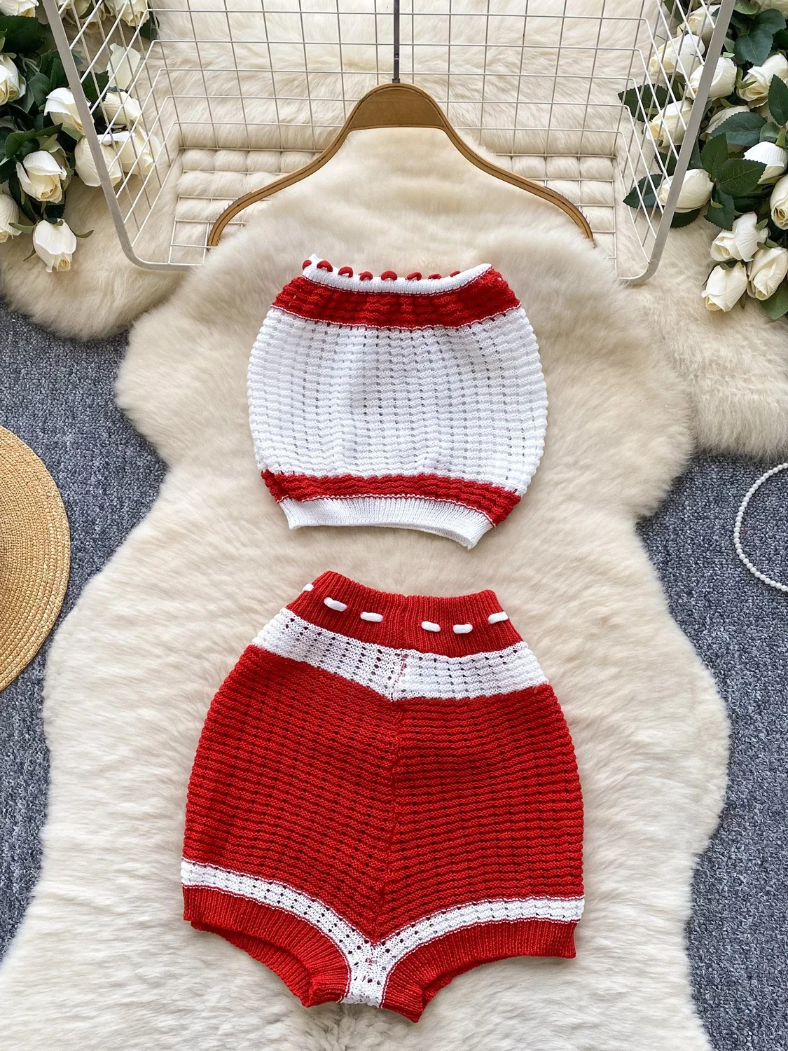 مجموعة عطلة الشاطئ للنساء: بلوزة بدون أكمام بتصميم بلوكات ملونة مع حزام، وبنطلون ضيق، لإطلالة صيفية جذابة وجريئة. #4