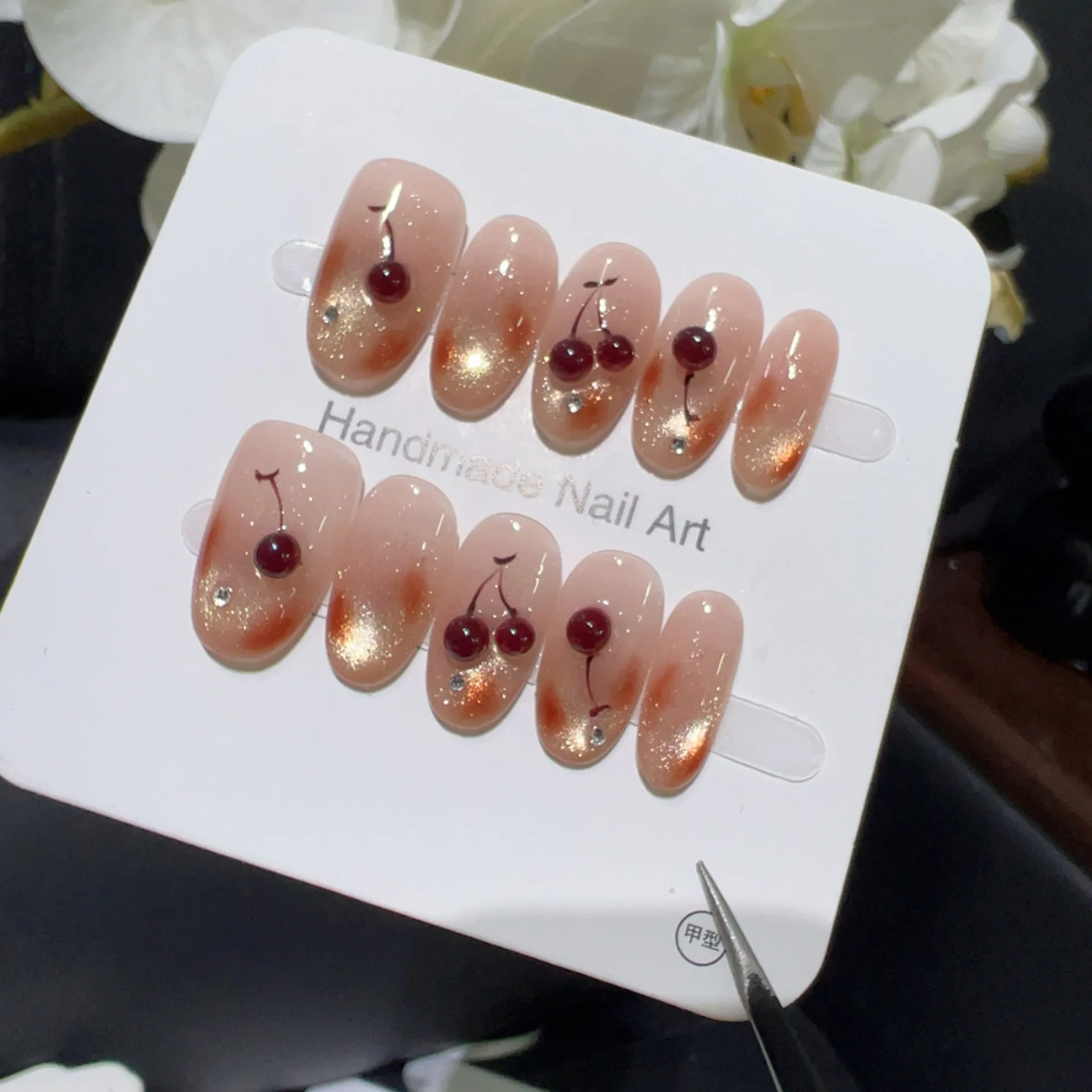 

10 шт., короткие овальные ногти ручной работы, телесный розовый карамельный градиент, кошачий глаз, 3D, красная вишня, дизайн, накладные ногти, носимые ногти, подарок