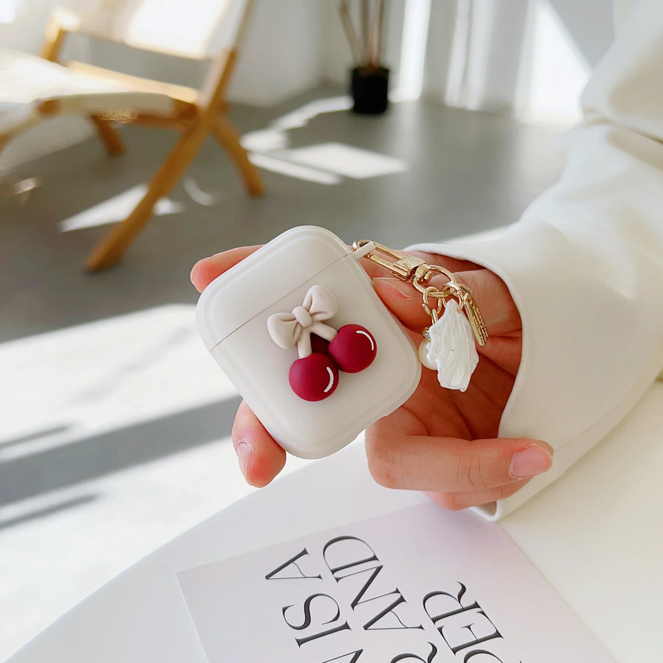 حافظة كرزي بيج كلاسيكية لطيفة لأجهزة Apple AirPods 4 3 2 1 Generation Bear Cherry حافظة لأجهزة AirPods Pro حافظة سلسلة مفاتيح فاخرة