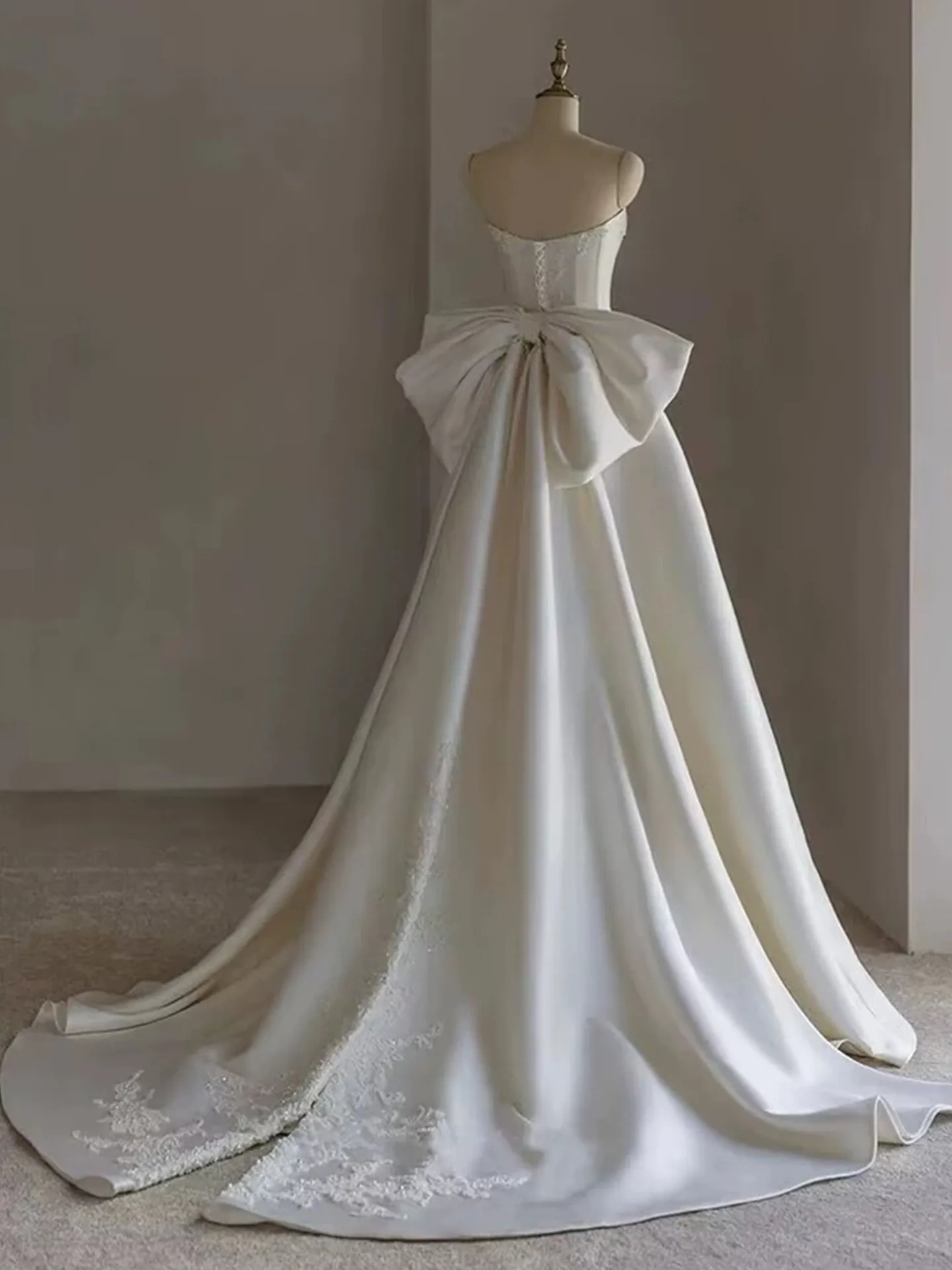 Elegant Satin Wedding Dress Ivory Bridal Gowns Floral Applique Decorations Wedding Gowns Strapless Lace-up Back Sweep Train