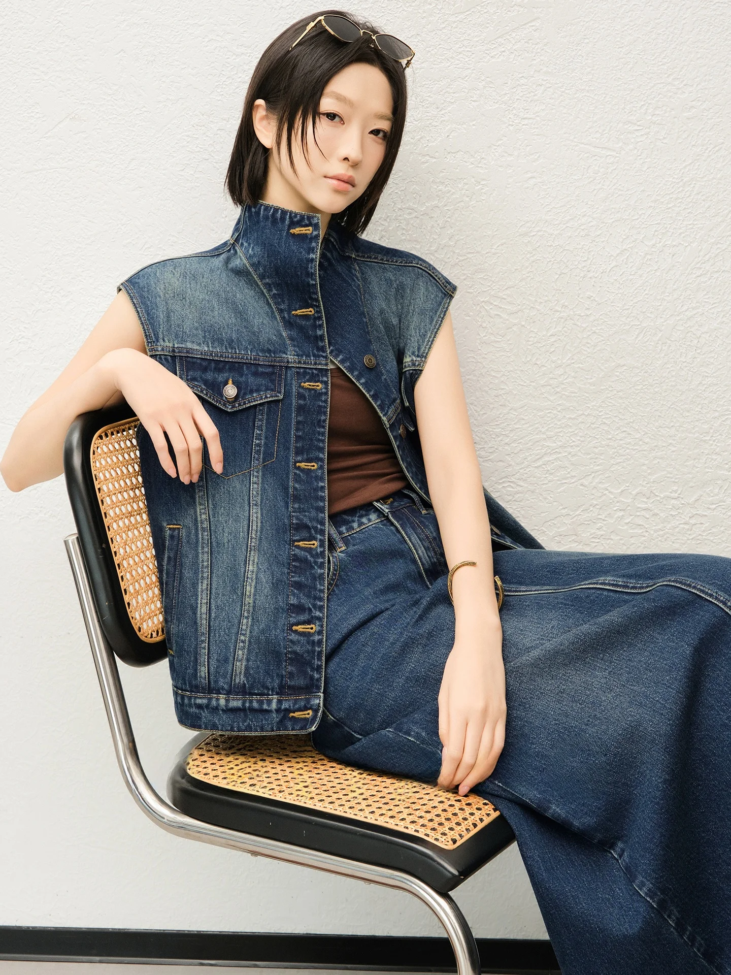 

Винтажный комплект из денима цвета индиго от MeiYang: женская куртка с высокой талией и юбка, свободный крой, модный ансамбль для любого типа фигуры.