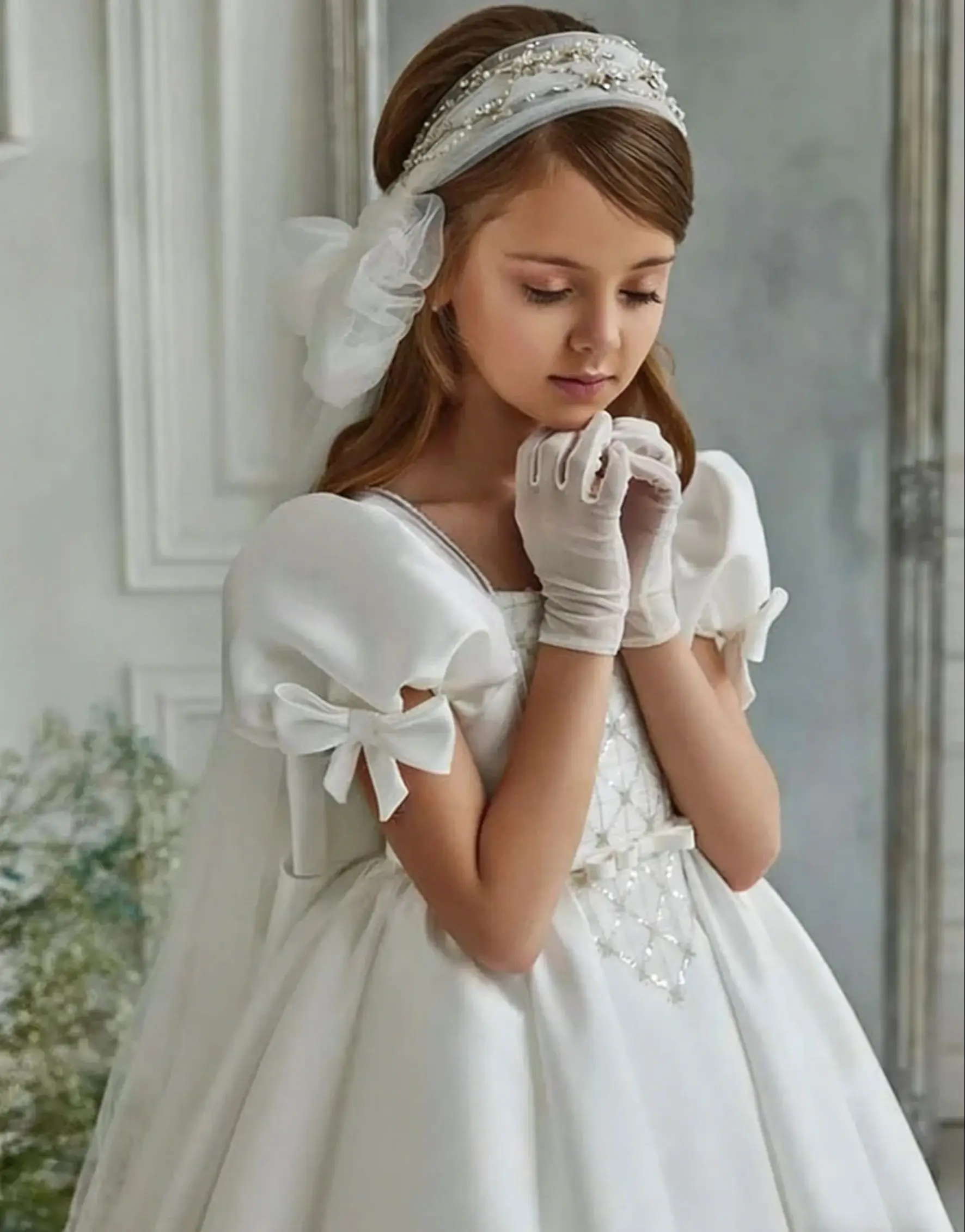 Maßgeschneidertes weißes Satin-Blumenmädchenkleid für Hochzeiten, eckiger Ausschnitt, offener Rücken mit Schleifenschleppe, für Kindergeburtstage und Erstkommunion