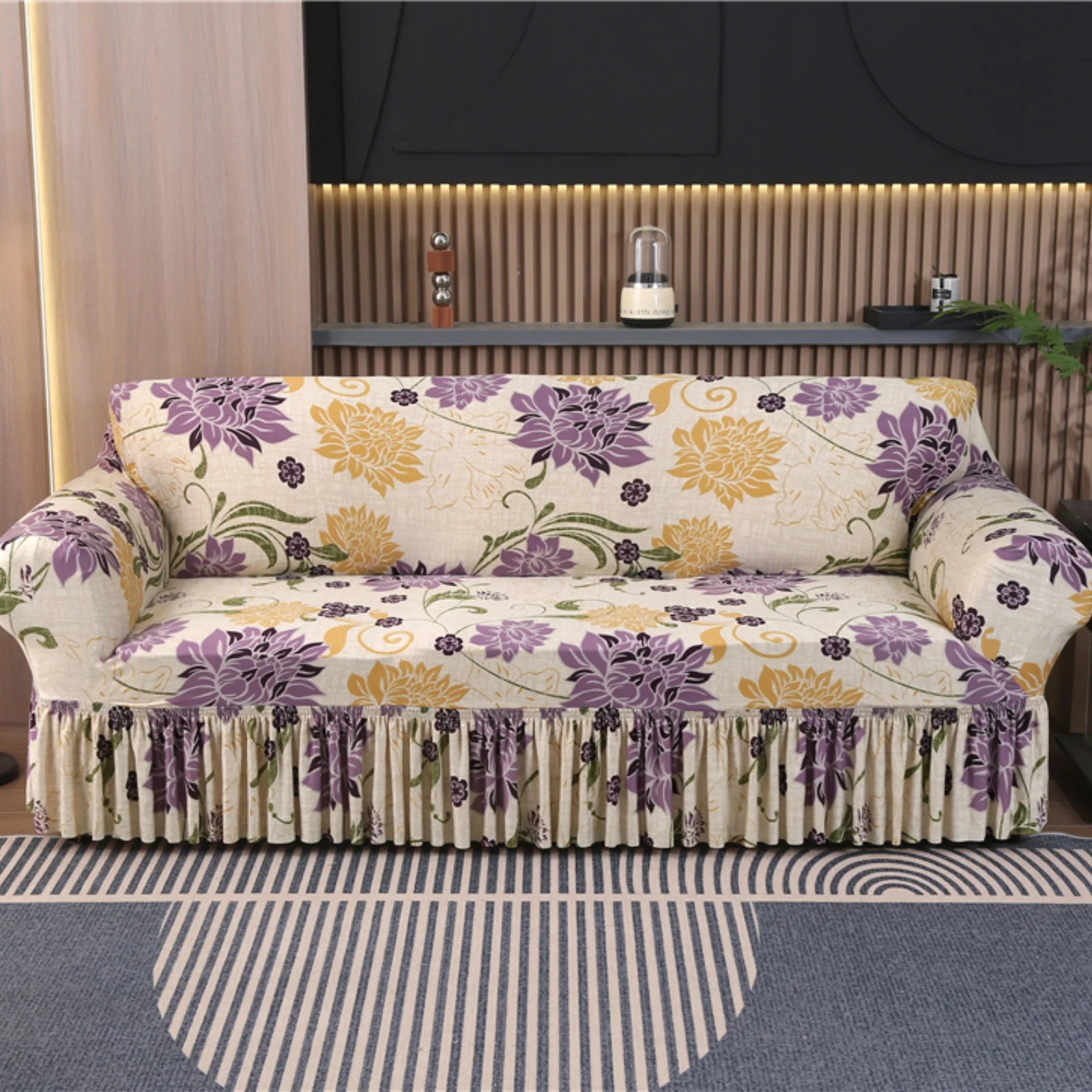 Eleganter Sofabezug mit Blumenmuster und Rüschenrock – Ganzjahres-Charm für das Wohnzimmer