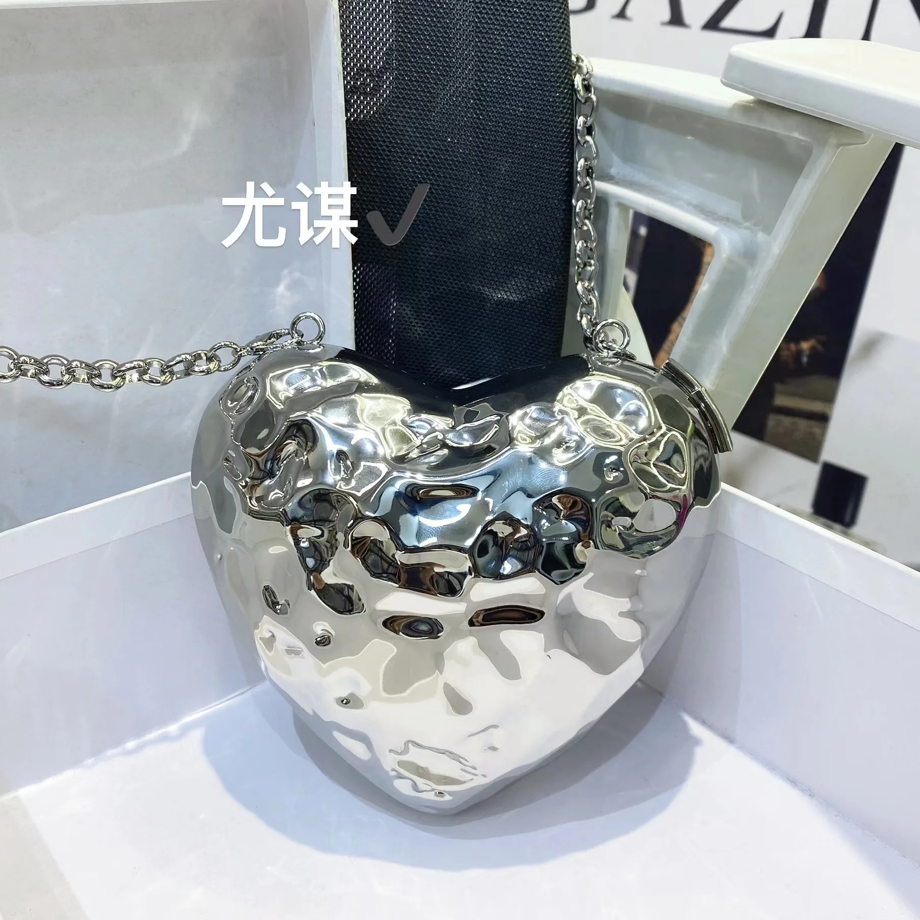 Fashion Love Hearts Shaped Crossbody Bags Mini Metal Box Women Shoulder Bags Shiny Evening Party Clucth Lipstick Purses 2024