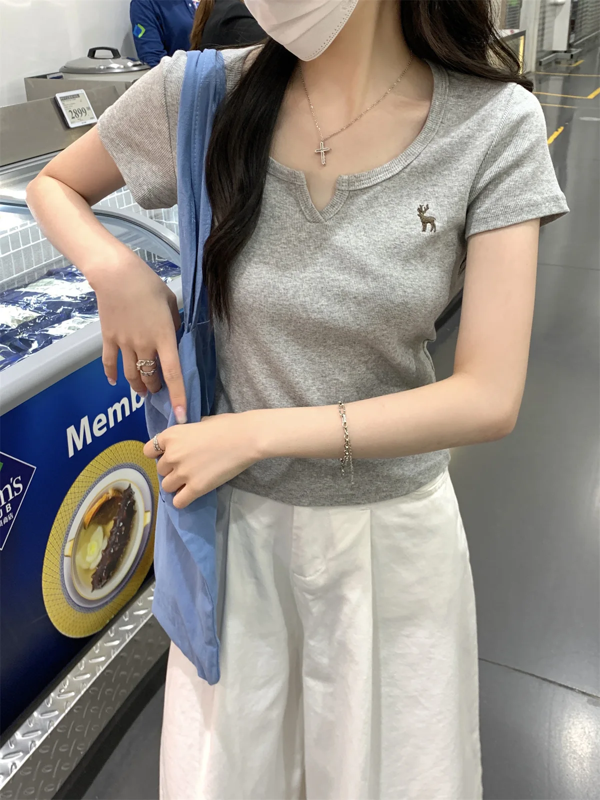 Damen T-Shirt Neues Sommer-Modell mit halb offenem Kragen, Stickerei-Design, Kurzarm-T-Shirt für Mädchen, Studentinnen, lässiges, schmal geschnittenes Oberteil. – Detail 13