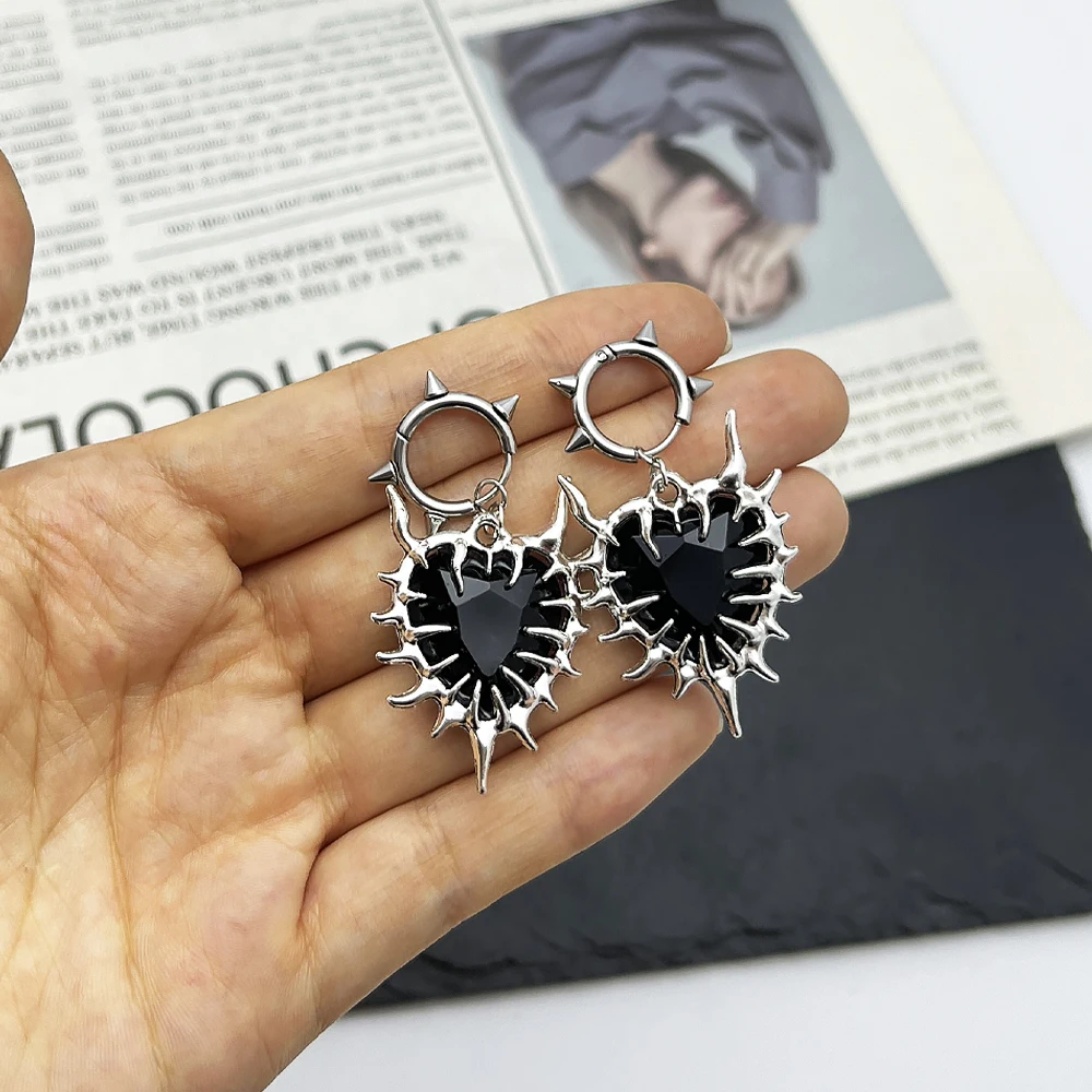 1 زوج القوطية الأحمر شائك القلب أقراط للنساء فضية اللون منفعل الشرير شوكة مسنبل القلب استرخى أقراط Y2K الجرونج نادي جوهرة