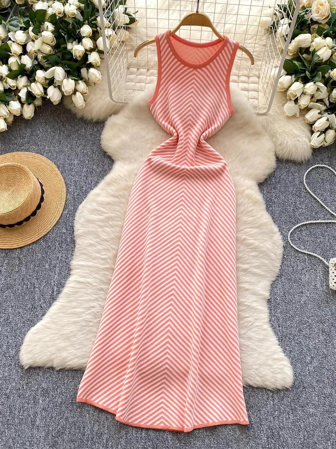 فستان نسائي محبوك ضيق مناسب لربيع 2025 بدون أكمام برقبة دائرية صدرية مخططة بخصر مرتفع تنورة ميدي على شكل حرف A على الطراز الكوري