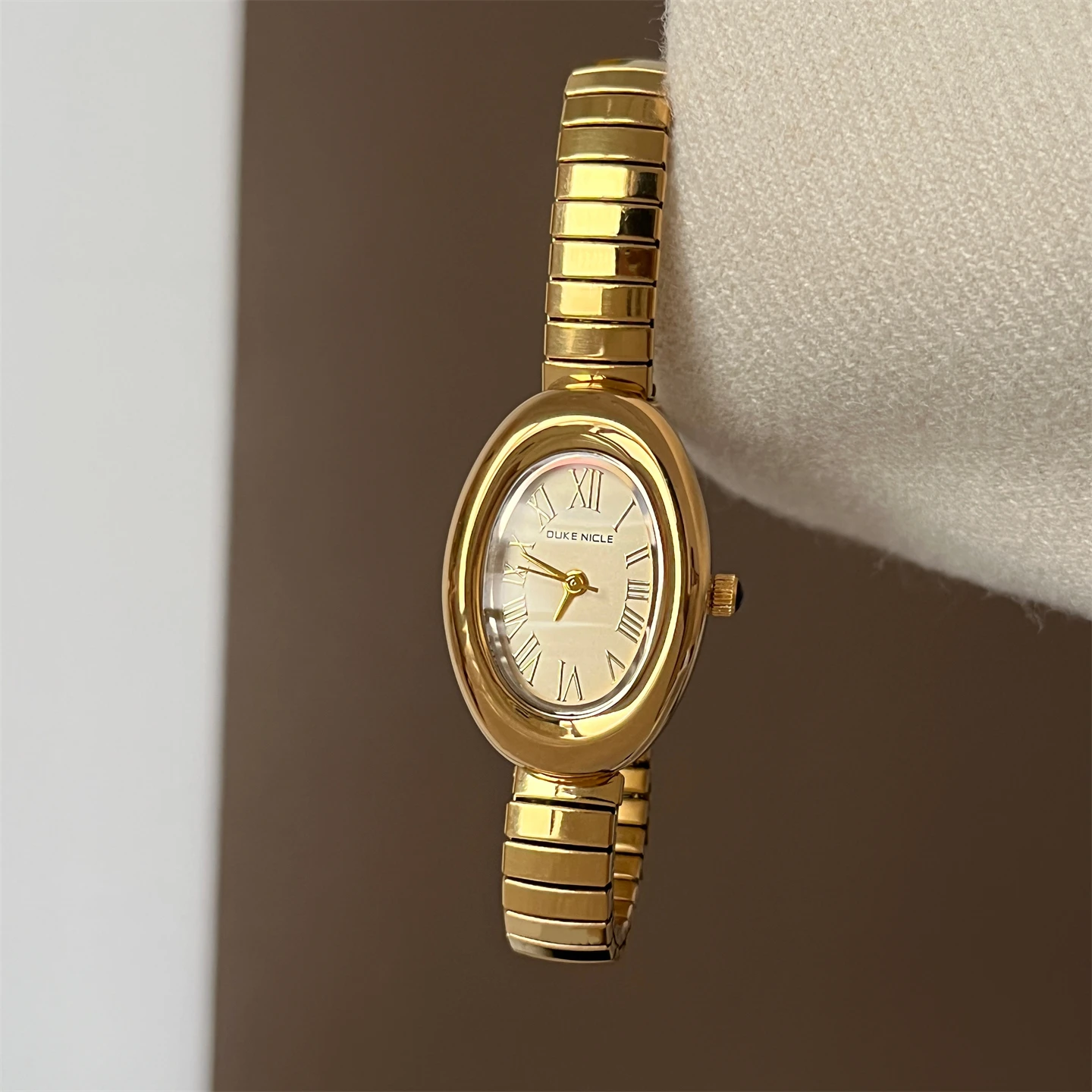Retro Spring Strap Women'S Watch, 2026 New Style, Simple, Fashionable, Trendy, Exquisite Quartz Wristwatch, A Gift For Ladies.
