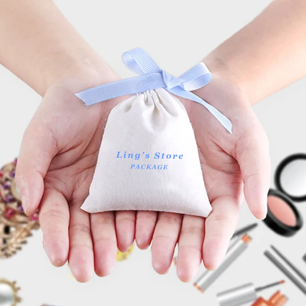 

50/100 шт., белая хлопковая сумка для ювелирных изделий с логотипом и голубой лентой из репсовой ленты, косметическая парфюмерная муслиновая сумка для хранения подарков