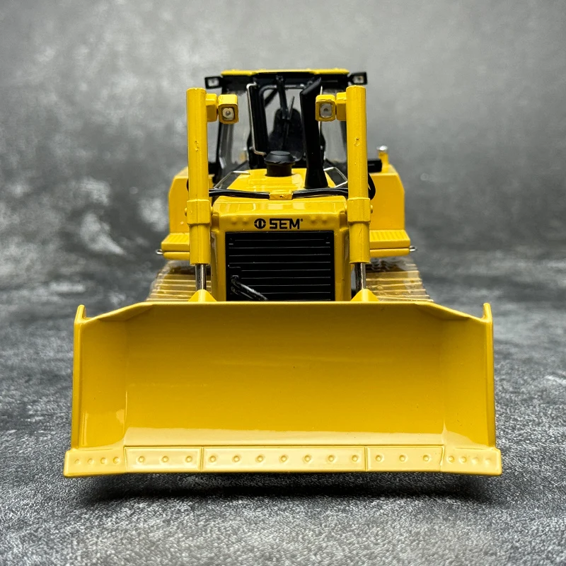 SHANTUI  1/35  SEM822 Mountain bulldozer mountain push mechanical alloy engineering car model static display birthday gift to fr