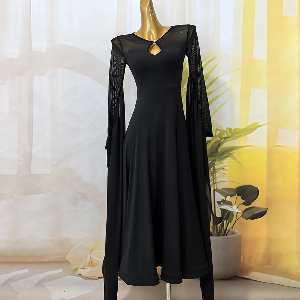 Strój dla damskiego zespołu tanecznego, czerwona sukienka do ćwiczeń tańca towarzyskiego, jasnoniebieska sukienka do walca, czarna sukienka z dużymi rękawami.