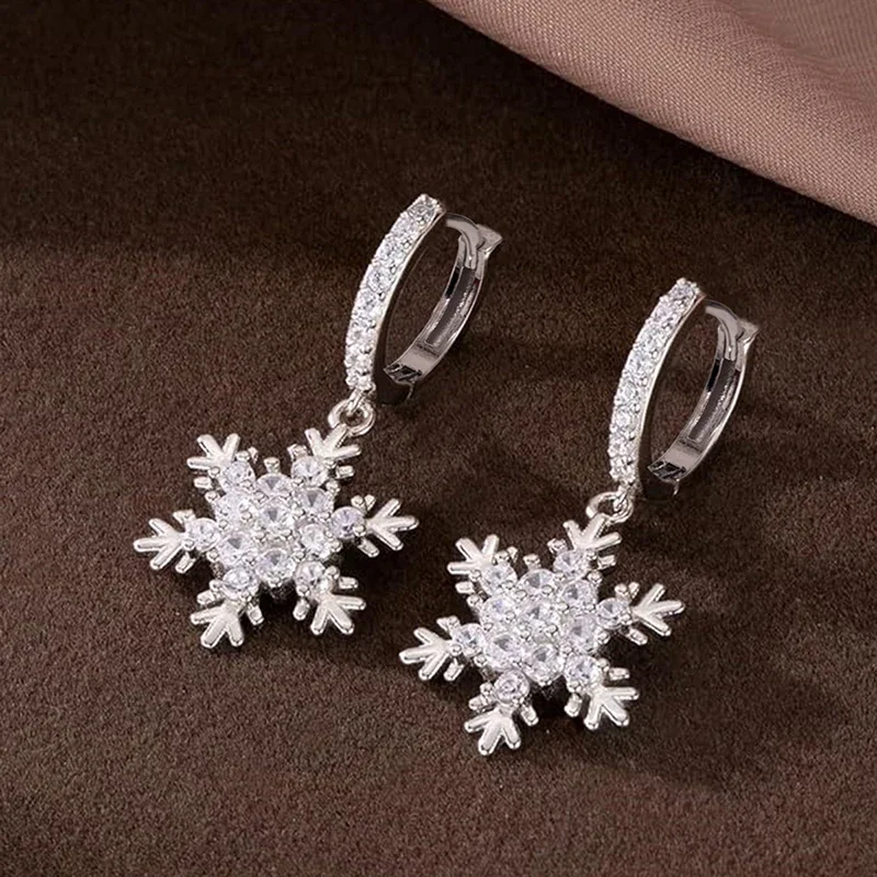 Huitan Silberfarbene Creolen mit glänzenden Zirkonia-Schneeflocken für Damen, Winter, Weihnachten, Neujahr, Party, Schmuck, Geschenk