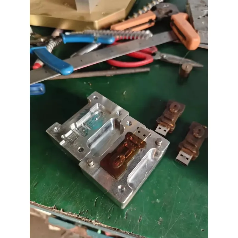 New desktop low pressure injection molding machine