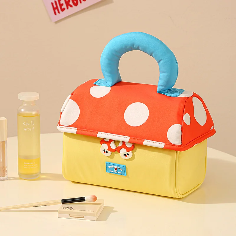 Frauen Make-Up Tasche Cartoon Nette Lustige Pilz Kosmetik Tasche Tragbare Große Kapazität Oxford Reise Tuch Handheld Lagerung Tasche