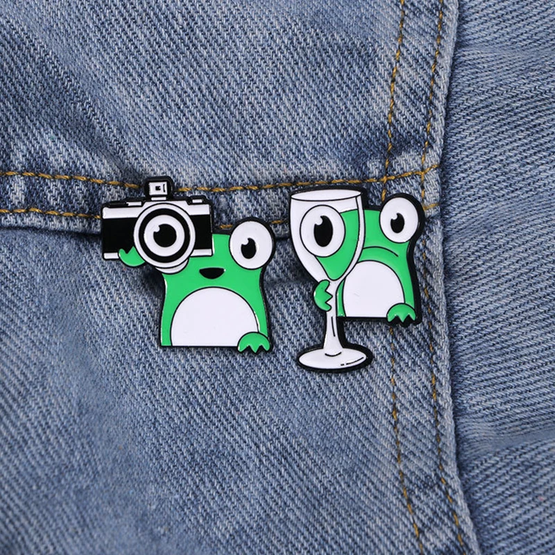 Cute Frog Enamel Brooch Glass Magnifying Glass Photography Camera Creative Frog Animal Metal Badge Punk Lapel Pins Jewelry Gift