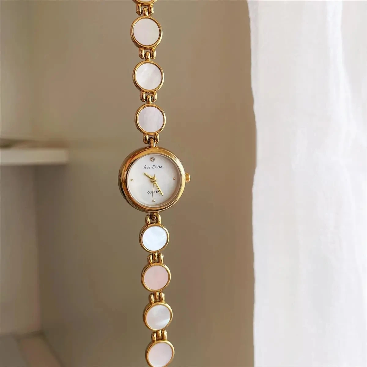 High Quality Luxury Women's Watches Exquisite Small Dial Quartz Ladies Watch Natural Shell Gold Bracelet Clock Fashion Elegant