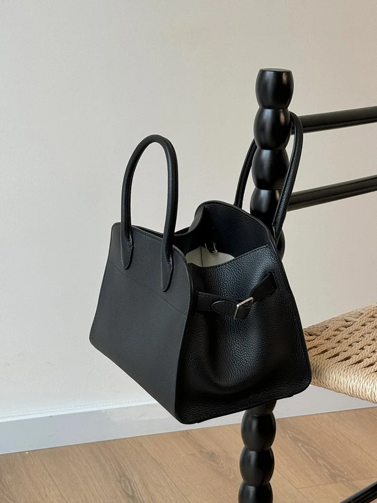 حقيبة يد نسائية فاخرة جديدة لعام 2025 من هونغ كونغ فون آند كيك، حقيبة كتف عملية بتصميم بسيط من الجلد الناعم بأسلوب بريطاني