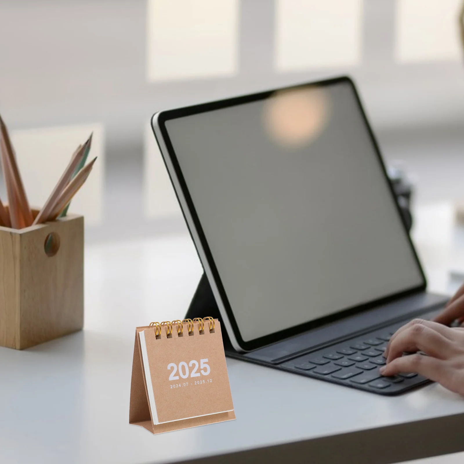 سطح مكتب صغير 2024-2025 مكتب مكتب قائم صغير مزخرف مع مساحة ملاحظة للمنزل والمكتب والفصول الدراسية للاستخدام اليومي تقويم الوجه #2