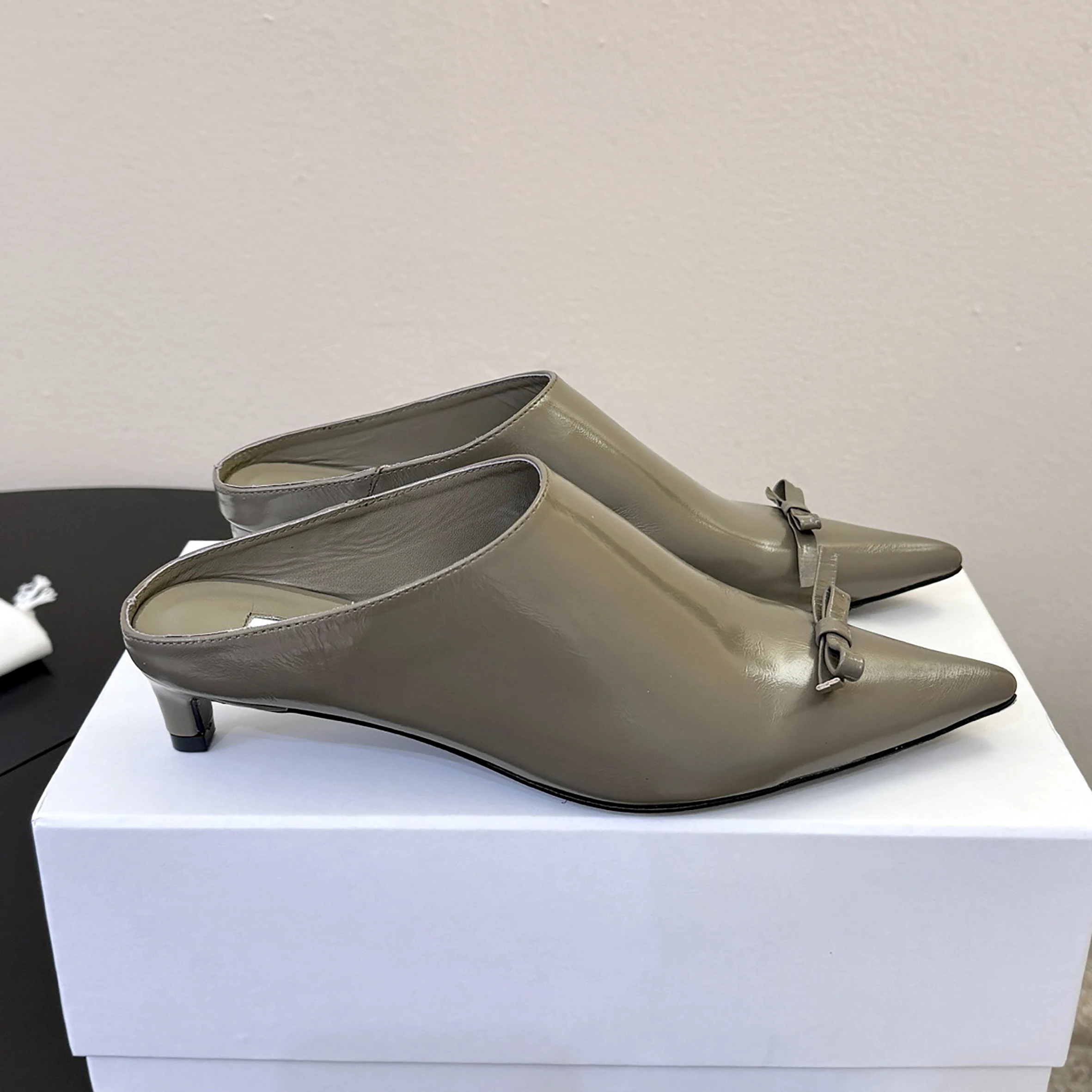 

Летние минималистичные женские шлепанцы-мюли 2026 года с бантом, на тонком каблуке, из натуральной кожи