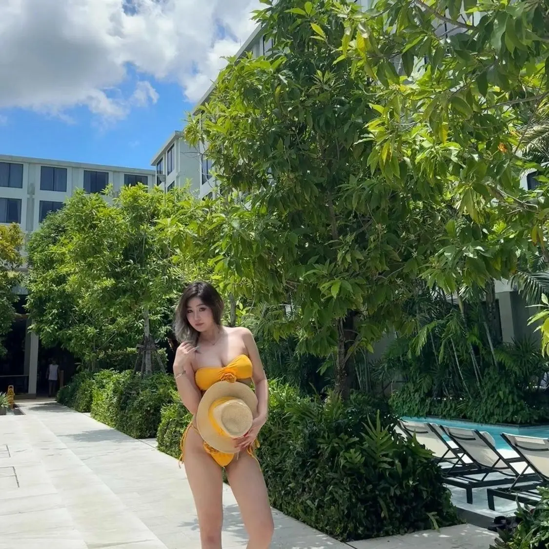 Nowe żółte bikini bez ramiączek z białym trójwymiarowym kwiatowym kostiumem kąpielowym z rozcięciem na plaży, trzypunktowy pikantny dziewczęcy strój kąpielowy na wakacje