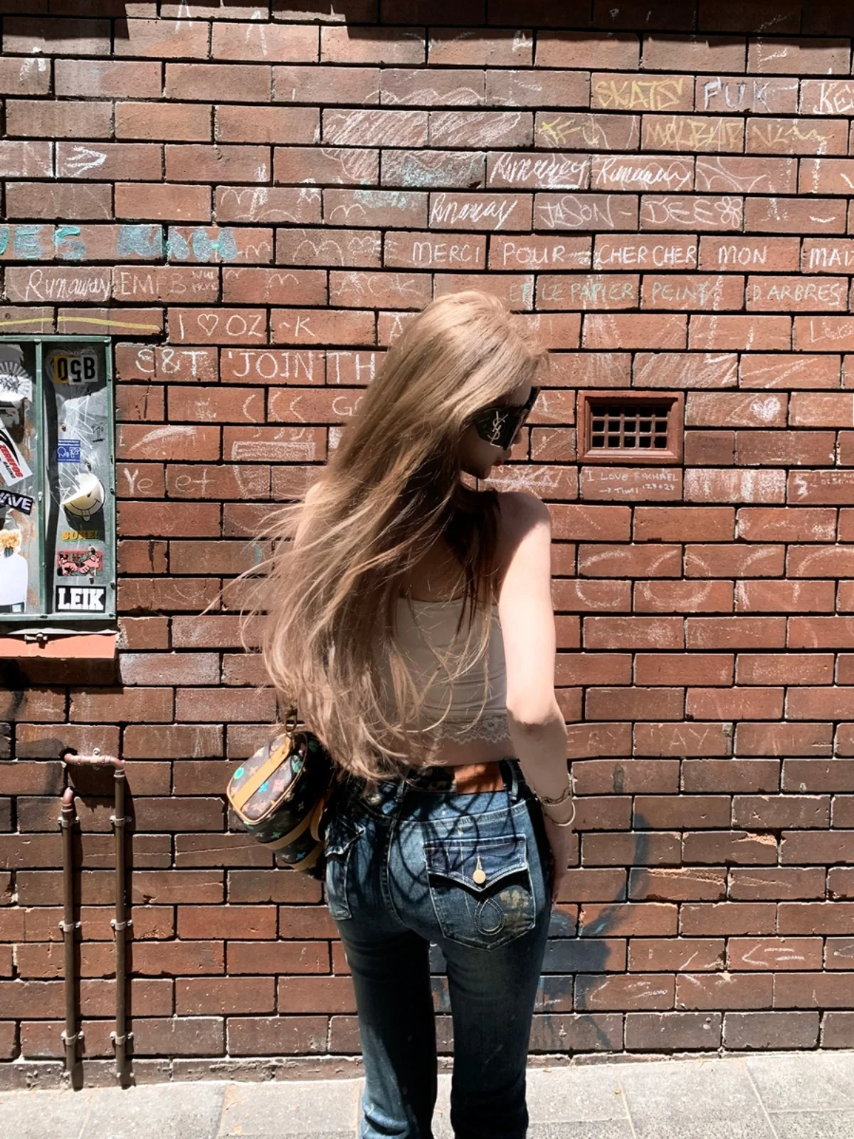 

Женские джинсы Slim Fit с низкой посадкой, весенние, эластичные, с рваными элементами, JMOP, для красивой формы ног, с золотым тиснением и эффектом спрей-покраски