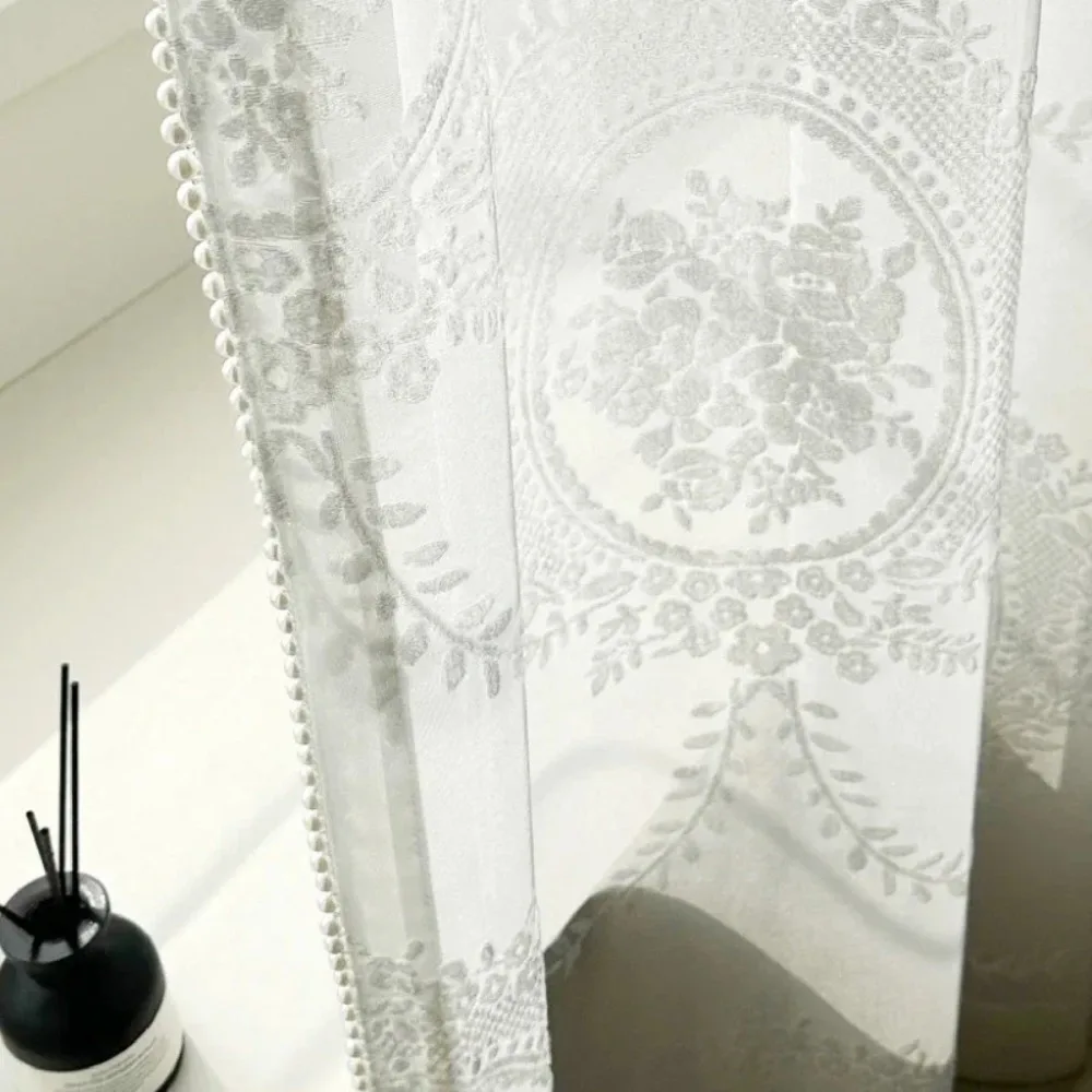 

Рельефное в цветочном окне, вырезанное бархатное жемчужное кружево, белый тюль, перегородка, плавающее окно, гостиная, спальня