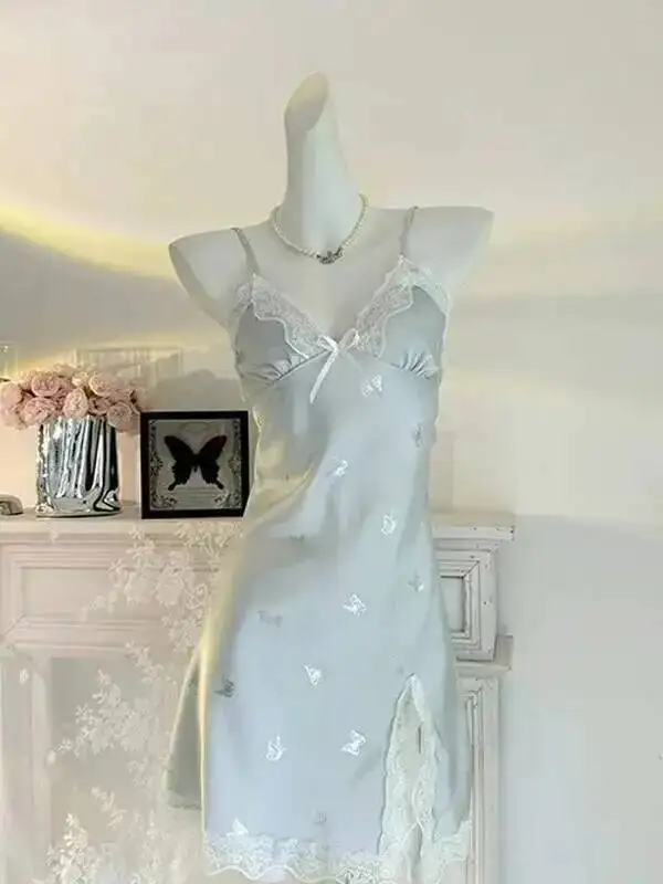 فستان مثير على شكل فراشة مطبوعة بحزام من الدانتيل وسادة صدر رغبة نقية من الحرير الجليدي ملابس منزلية فستان بدون ظهر عميق على شكل حرف V بدون أكمام ساحر UTR3