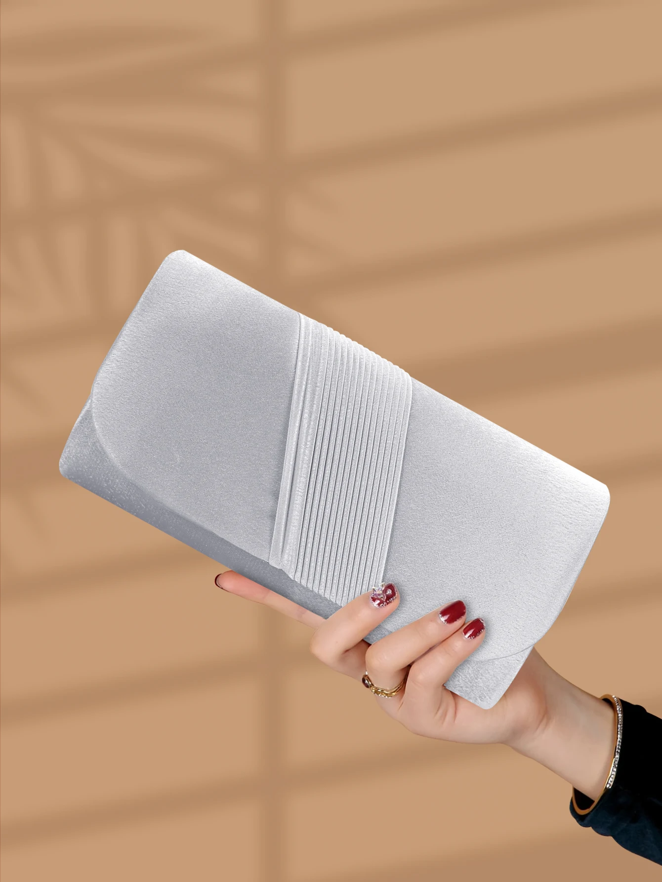 

Simple solid color pleated clutch bag, suitable for party girls, match with wedding dresses, formal dresses, evening gowns.