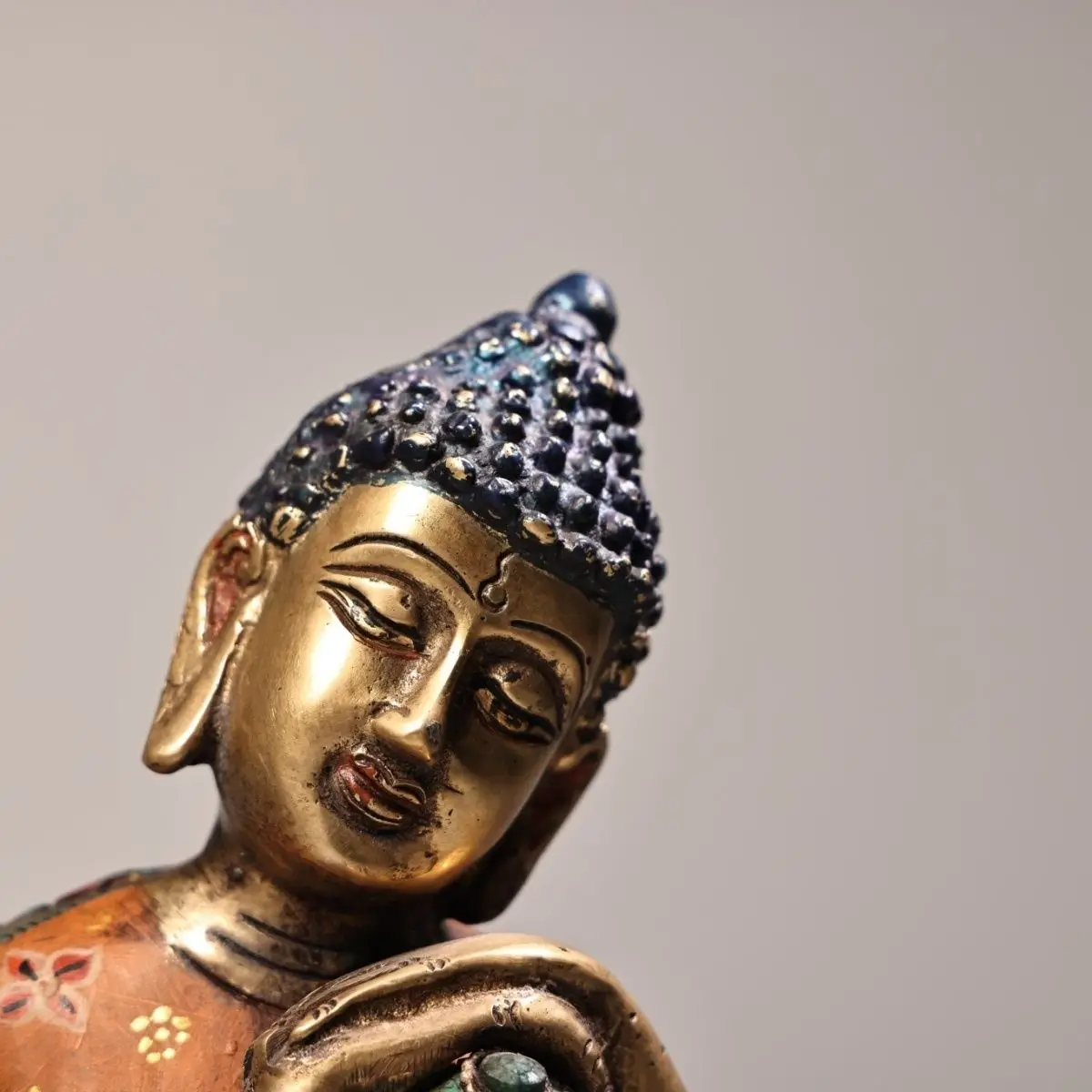 Treasure Xizang copper Tibetan craftsmanship inlaid with gemstones Free Buddha weight 2.6 kg high 20 cm wide