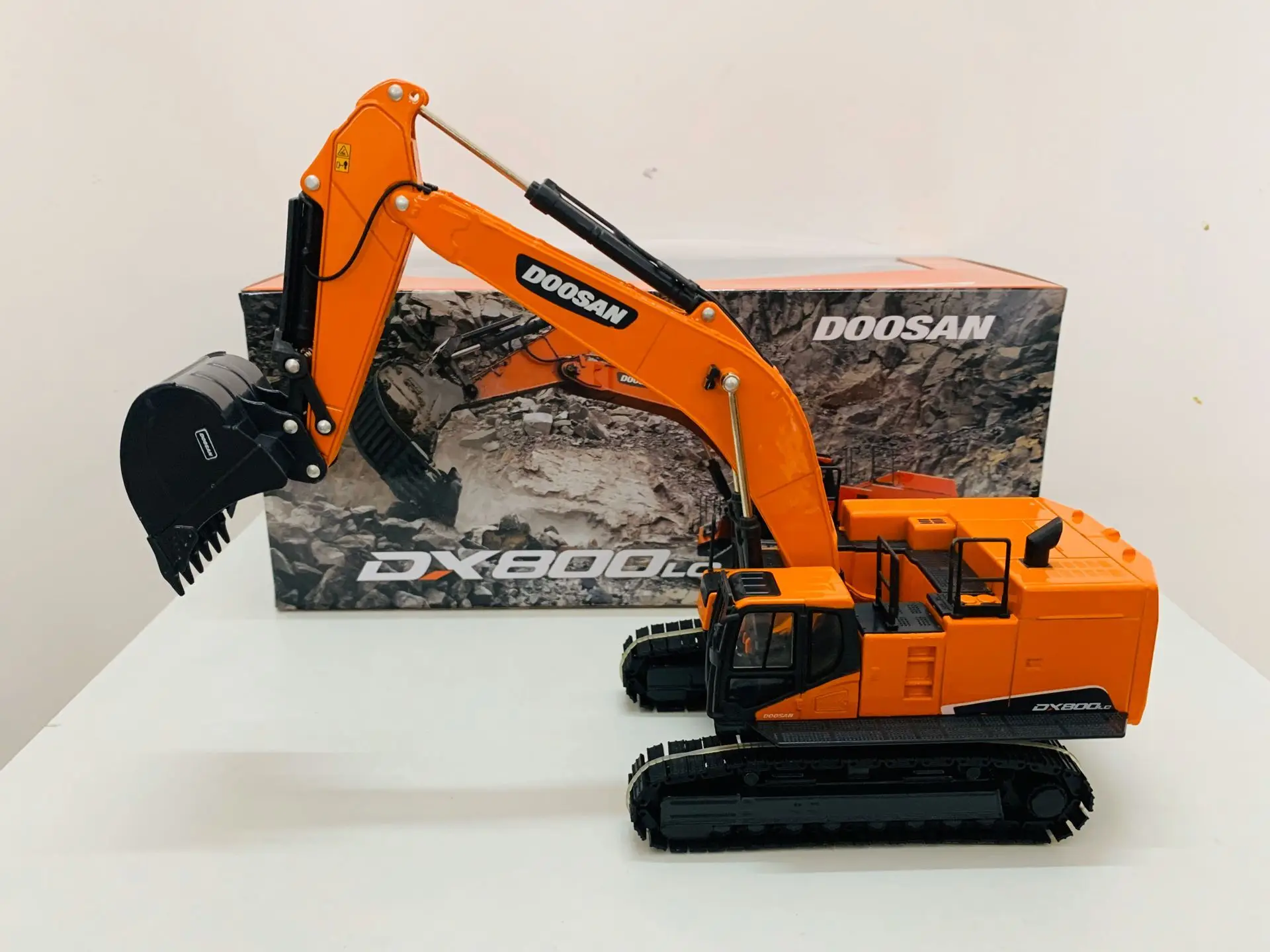 Doosan DX800LC-9 Crawler Excavator 1/50 Scale Die-Cast Metal Model New in Original Box