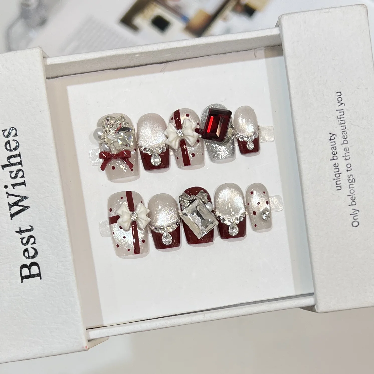 10 Stück kurze, runde, niedliche künstliche Nägel, schwarz, 3D-Schleife, glänzend, mit Nagelspitzen, Goldfolie, Glitzer, Katzenauge-Designs, Maniküre für Weihnachten