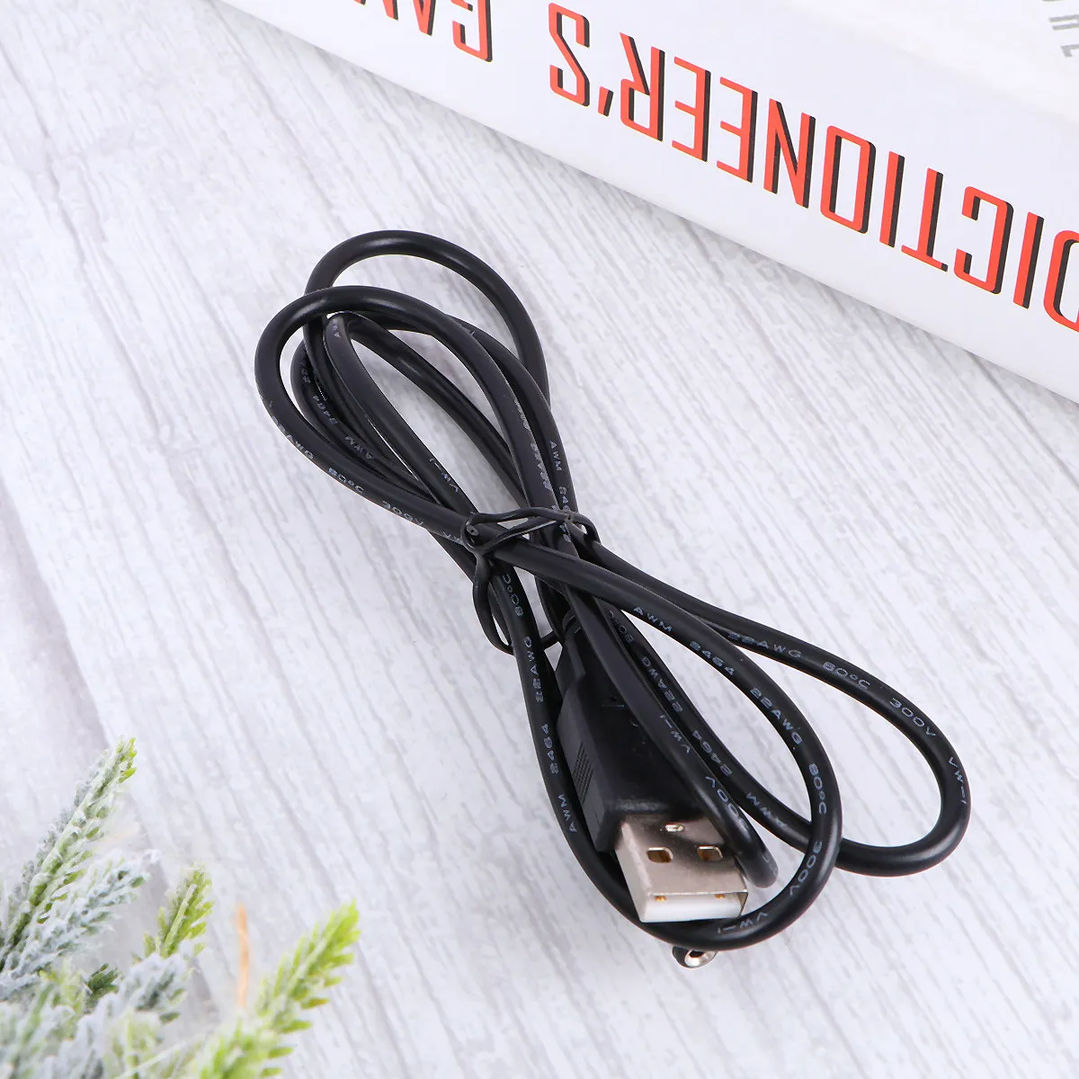 

Кабель USB-DC 5.5x2.1 мм 5В, 1 метр, для быстрой и безопасной зарядки электроники от USB-источников, надежный разъем