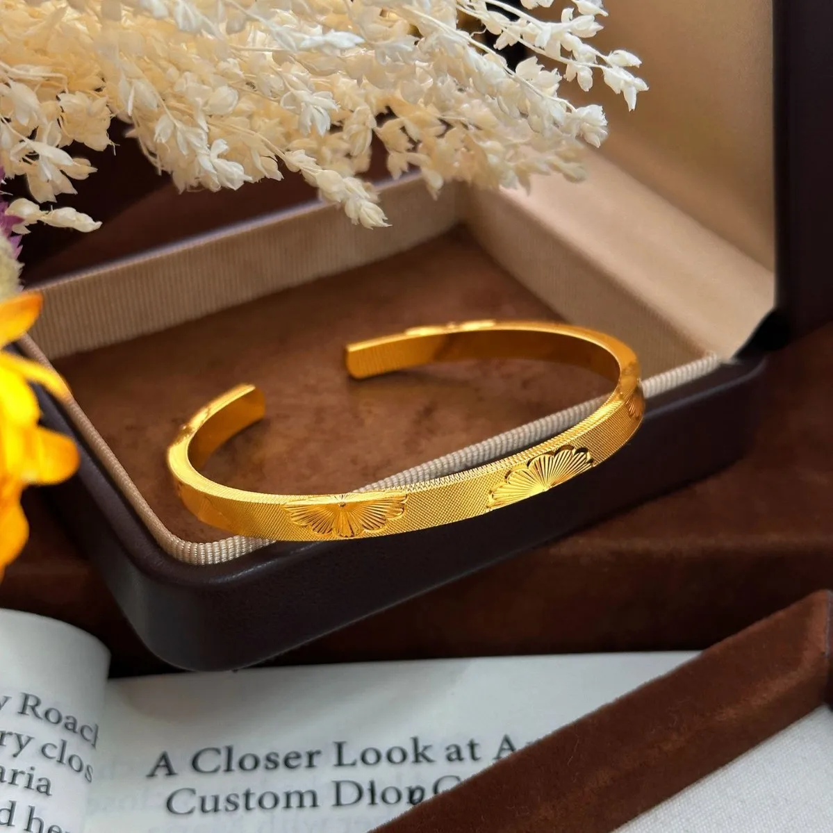 Polished Engraved Daisy Open Bangle Women's 24K Gold AU999 - Shiny engraved daisy, elegant glow, spotlight of banquets