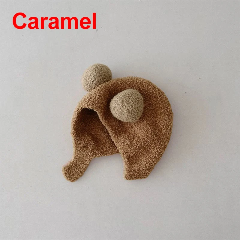 Niedliche Winter-Warme Kinder-Mützen für Mädchen und Jungen, Fleece-Wollmützen mit Bommel, Einfarbige Wollmützen mit Ohrenschutz, Weiche Neugeborenen-Mütze – Detail 7