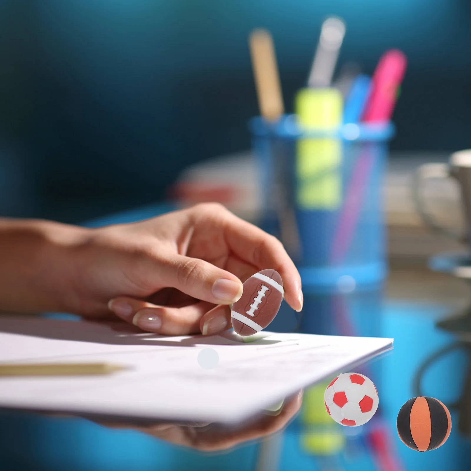 โปรดปราน Ball ยางลบดินสอตะกั่วยางลบโรงเรียนสวมใส่ MINI นักเรียนกีฬาสติกเกอร์