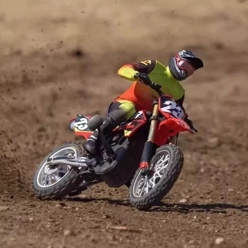 รถมอเตอร์ไซค์ของเล่นบังคับวิทยุขนาด 1/4 พร้อมเกียร์สามระดับ ระบบกันสะเทือนแบบกลไก และมอเตอร์แบบไร้แปรงถ่าน