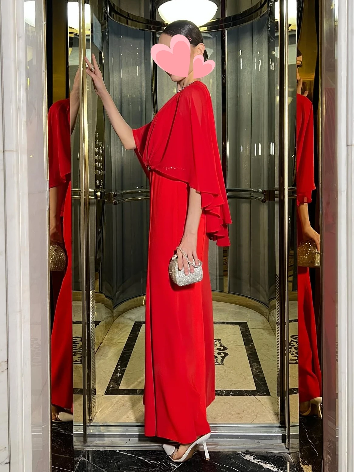 Sukienka wieczorowa na studniówkę, elegancka, vintage, słodka, czerwona, syrenka, szyfonowa, z koralikami, peleryna, możliwość personalizacji, na formalne okazje.