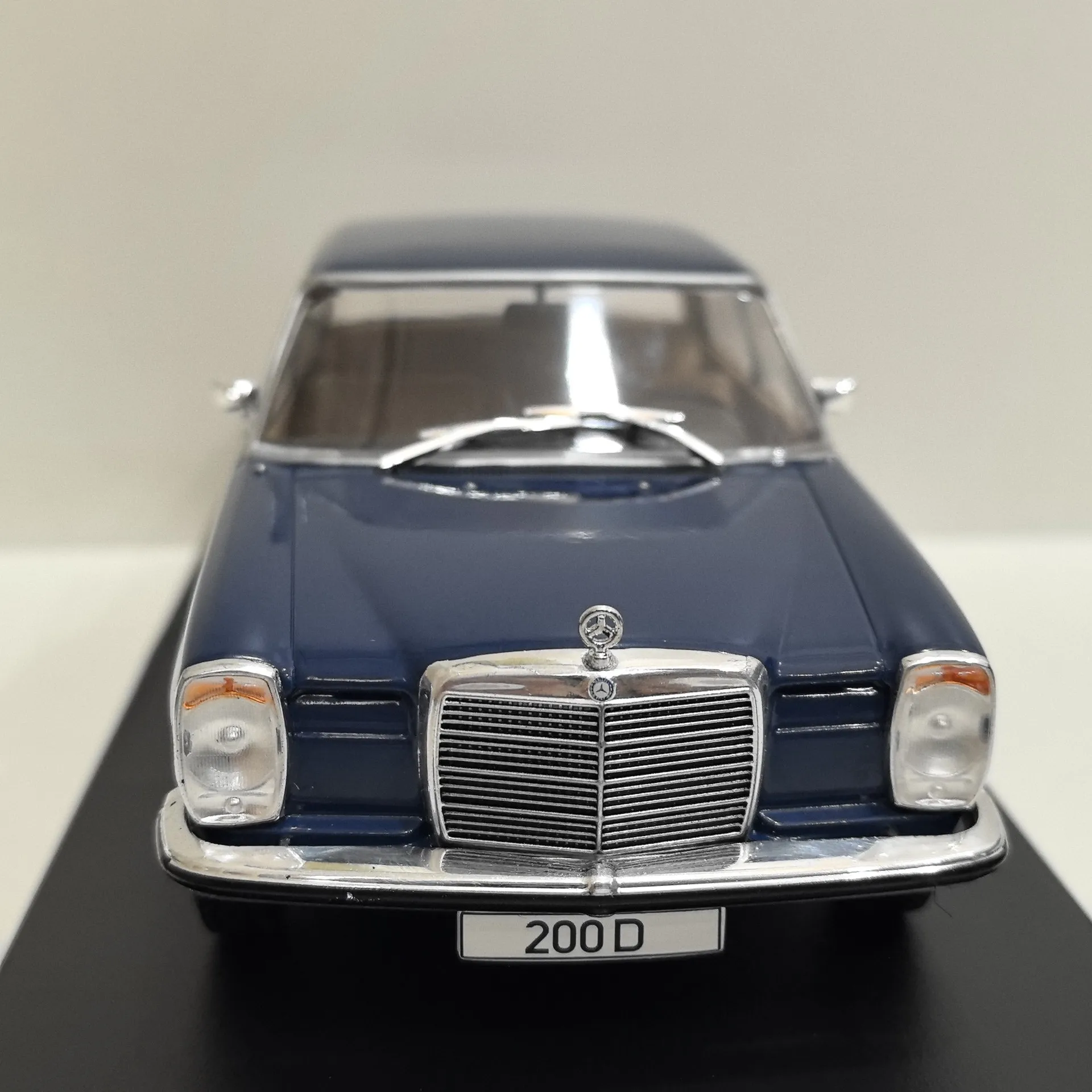 Diecast WHITEBOX 1/24 Scale BENZ W115 200D K4 Alloy Car Model view 4