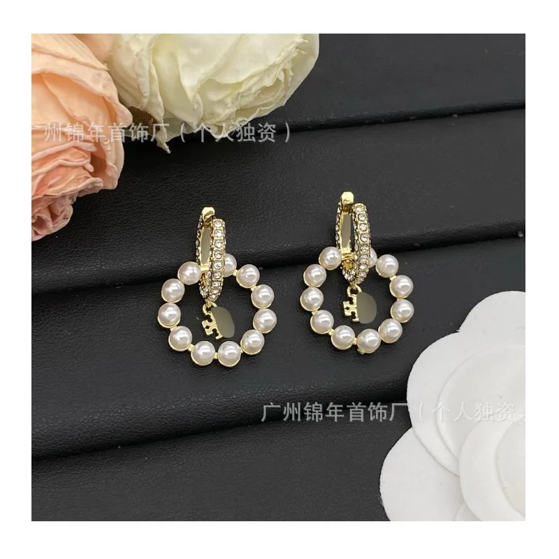 

Tangjia Pearl Circle Diamond Stud Earrings, Letter Light Luxury Pearl Pendant Earrings, High-end Commuter Temperament Earrings