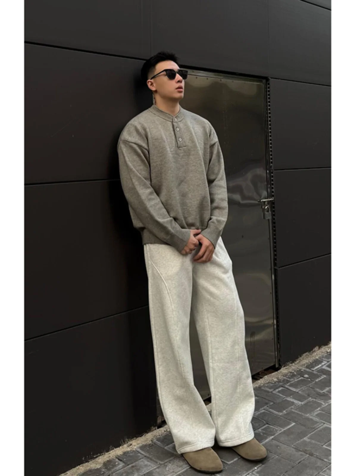 

Светло-серый мужской трикотажный джемпер с воротником хенли на пуговицах, теплый зимний, с круглым вырезом, в винтажном американском стиле, с длинными рукавами