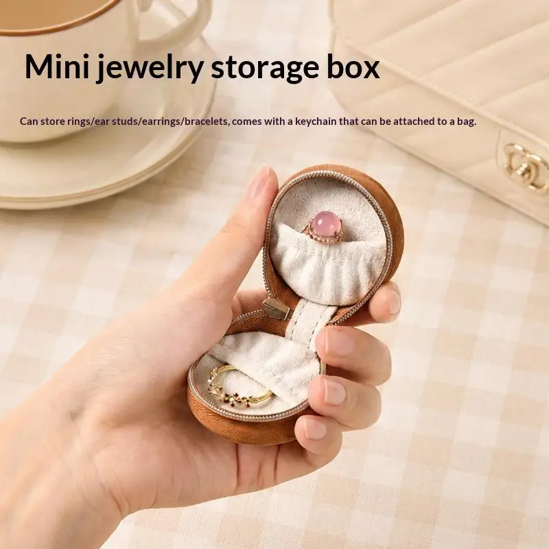 Mini-Schmuckbox Schlüsselanhänger Kompaktes Design Halbkreisförmige Tragbare Aufbewahrungsbox für Ringe und Ohrringe für Wochenendausflüge – Detail 5