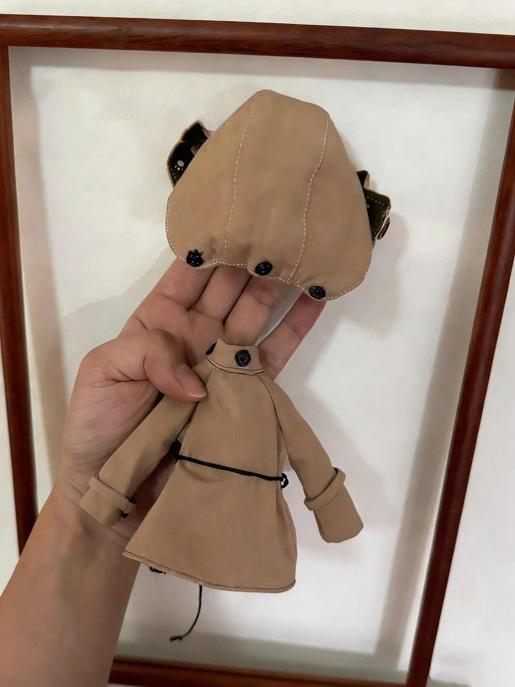 

Одежда и юбки для куклы Кари, 2026: Тренч в стиле «собачий пальто» светло-хаки для куклы Landazz Landoudou