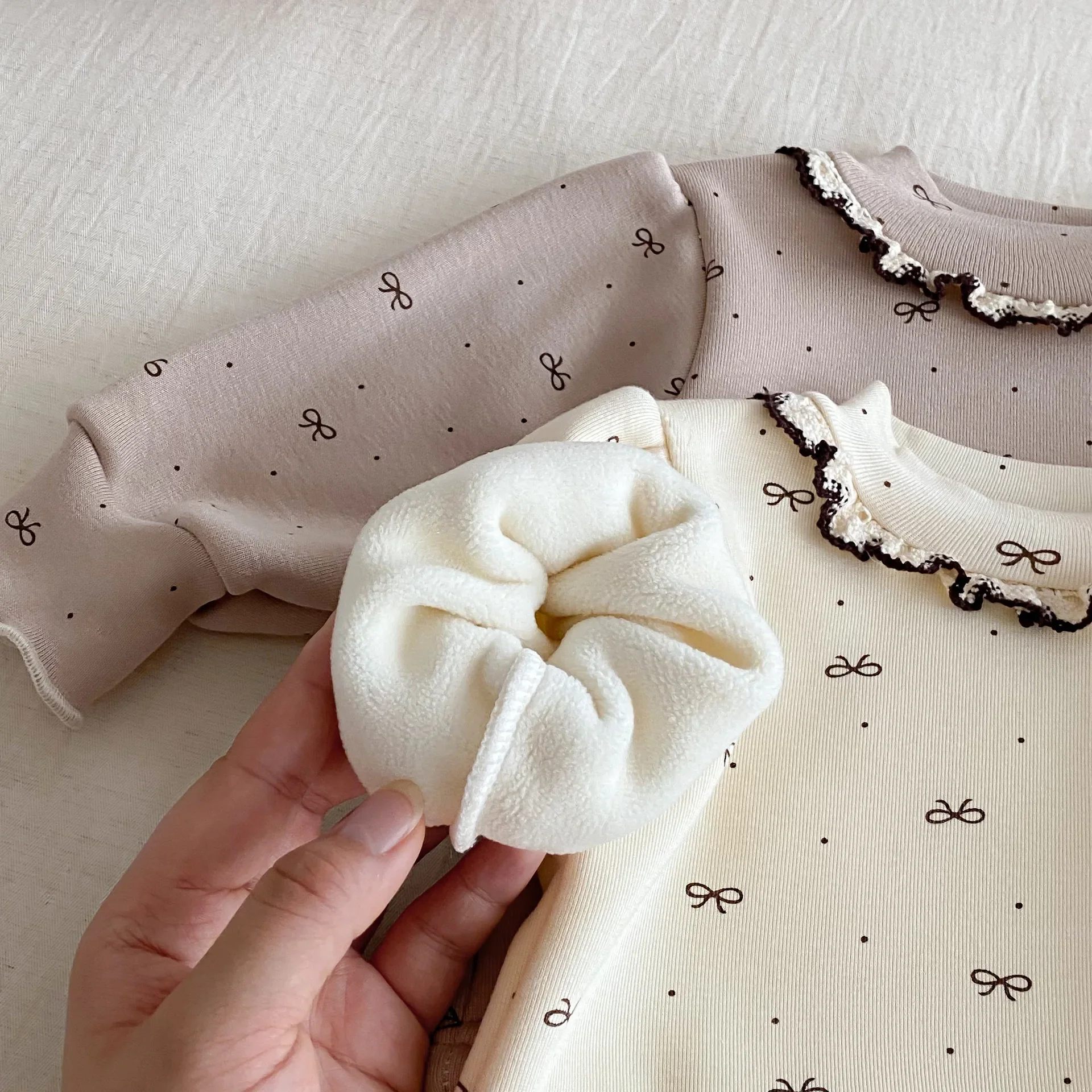 الشتاء 0-5Y الفتيات الملابس الكورية نمط تكدرت طوق القوس طباعة طويلة الأكمام تي شيرت الأطفال سميكة ملابس داخلية بلوزة