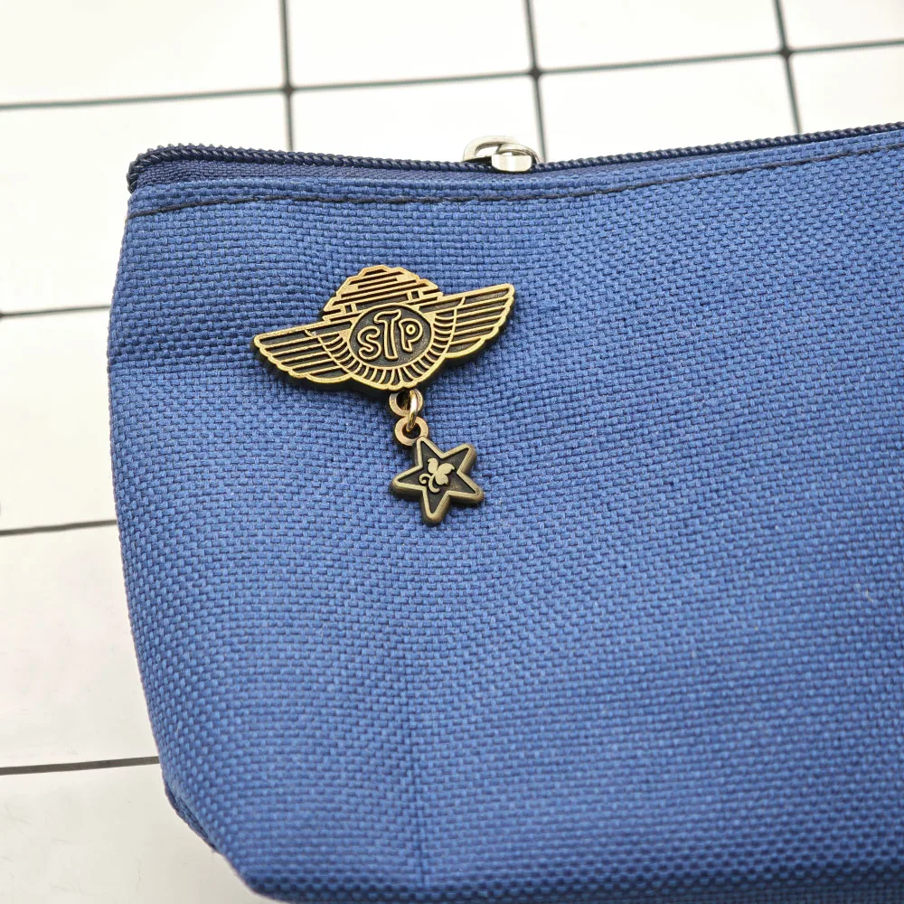 Stone-Temple Pilots Band Emaille-Pin STP-geflügelte Broschen Hängender Stern Metall-Abzeichen Grunge Rock Musik-Fans Sammlerstück Schmuck Geschenk – Detail 5