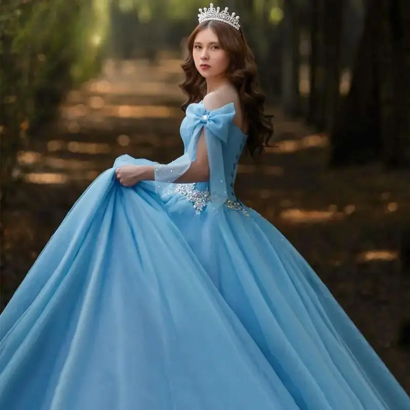 Neuankömmling Himmelblaue Quinceanera-Kleider 2025, luxuriöse Schleife, Schulter, Vestidos De 15 Años, Quinceañeras Ballkleid, süßes 16-Kleid, Gala