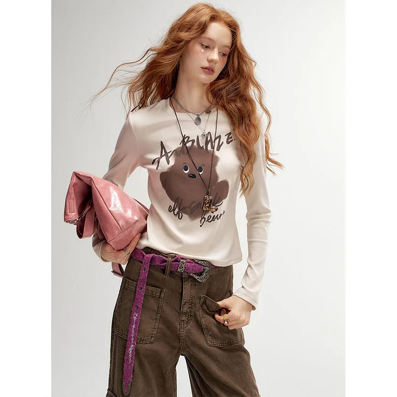 ELFSACK Women's Sweet Long Sleeve Crop Tee with Cute Bear Graphic Print, Casual Slim Fit Top for Everyday, Cozy Outdoor Top