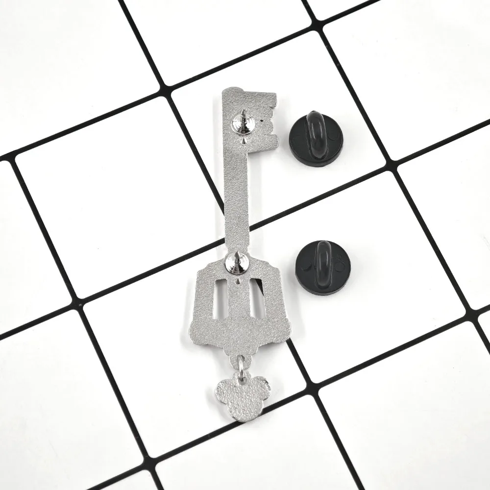 Kingdom Hearts Keyblade-Brosche, Kronenschlüssel-Metallabzeichen, Anhängerkette, Emaille-Pin, Spiel- und Anime-Zubehör, Anstecknadel, Geschenk – Detail 3
